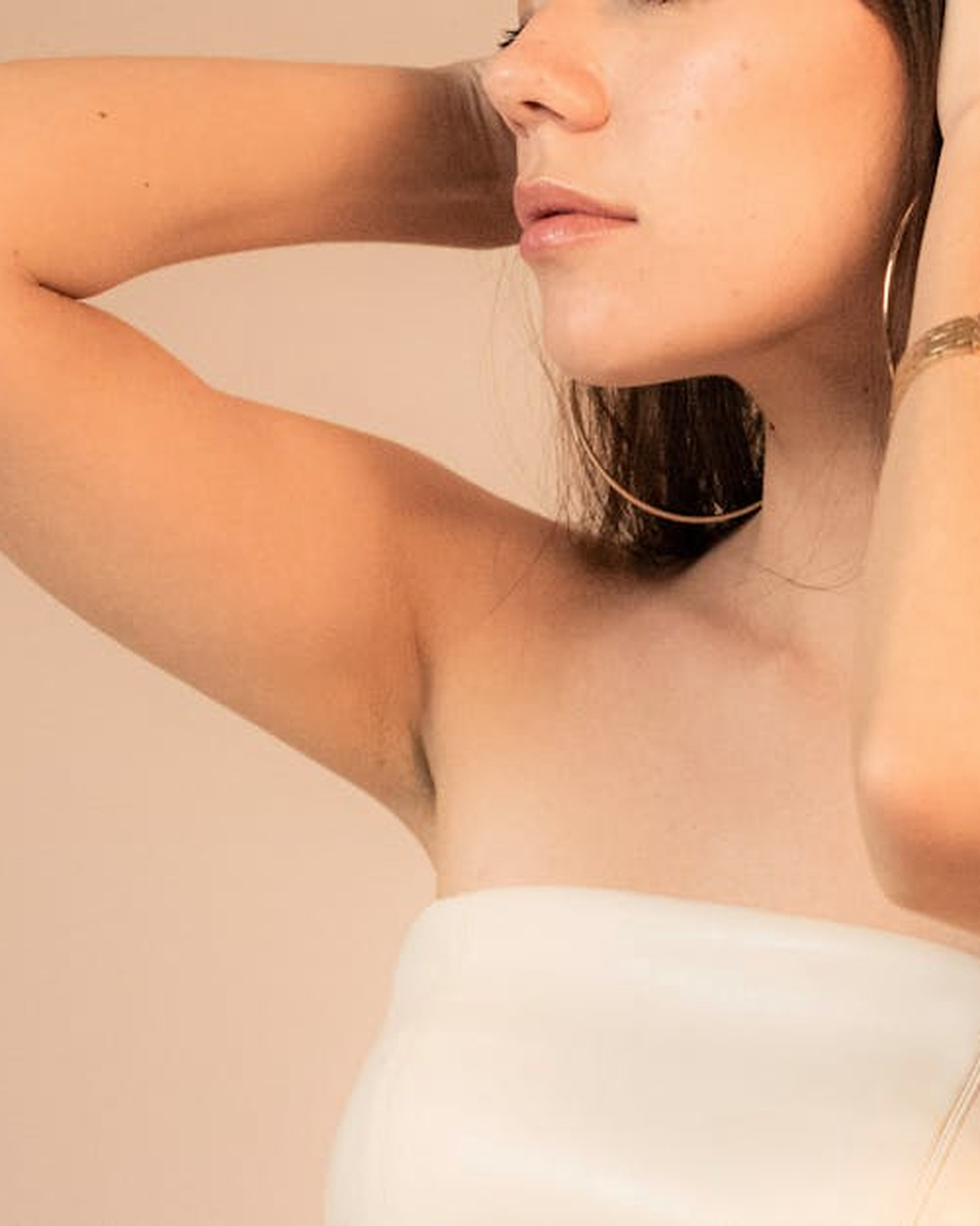 Potret model bernuansa beige dengan makeup natural dan tata rambut elegan