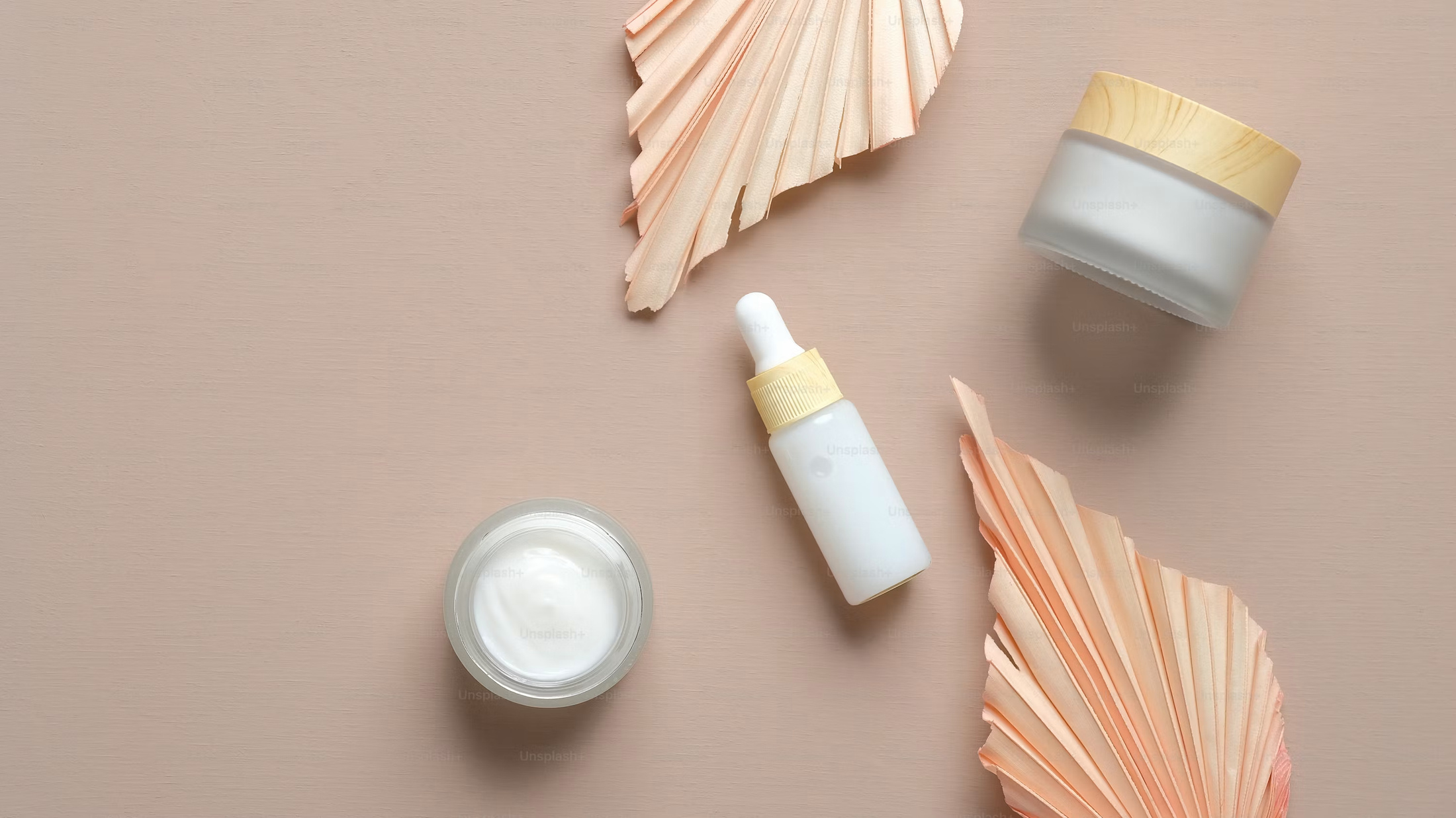 Toples krim dan serum tersusun rapi dalam nuansa krem natural