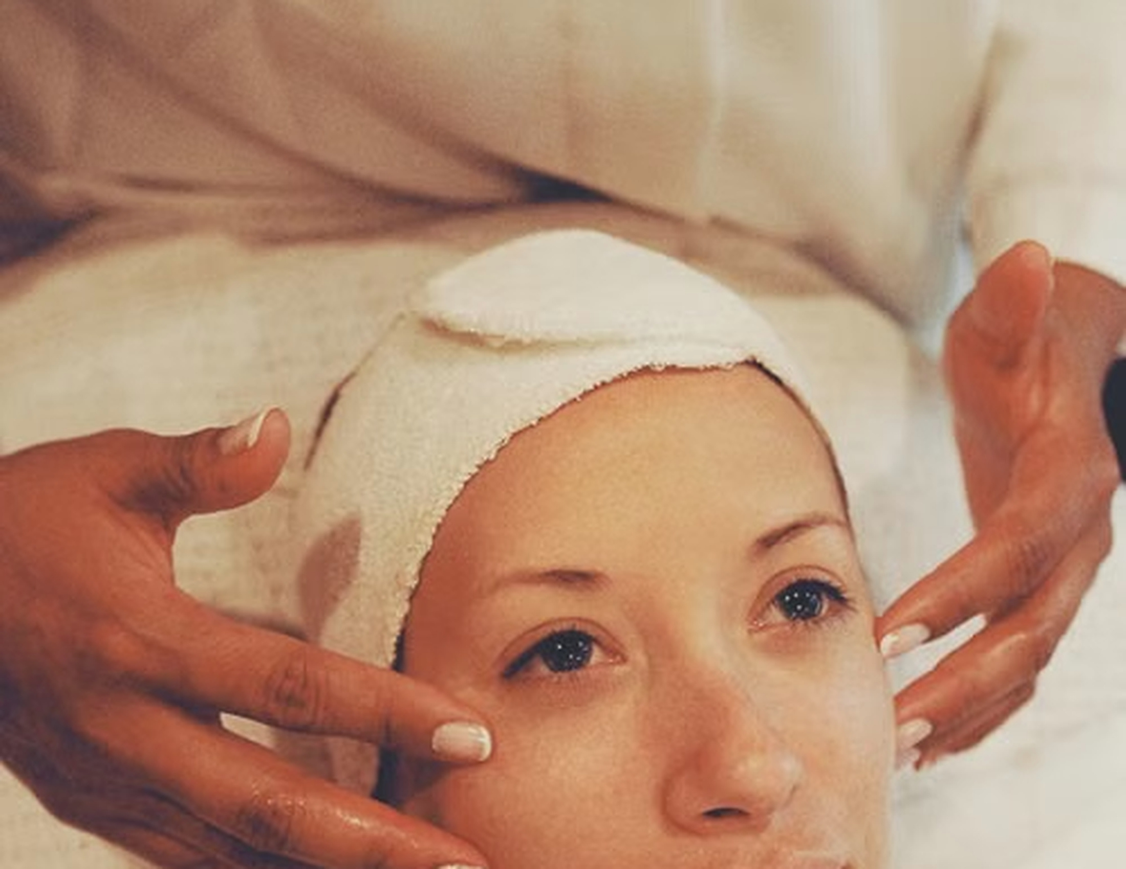 Tekstur serum keemasan dengan gelembung udara halus dalam jarak dekat